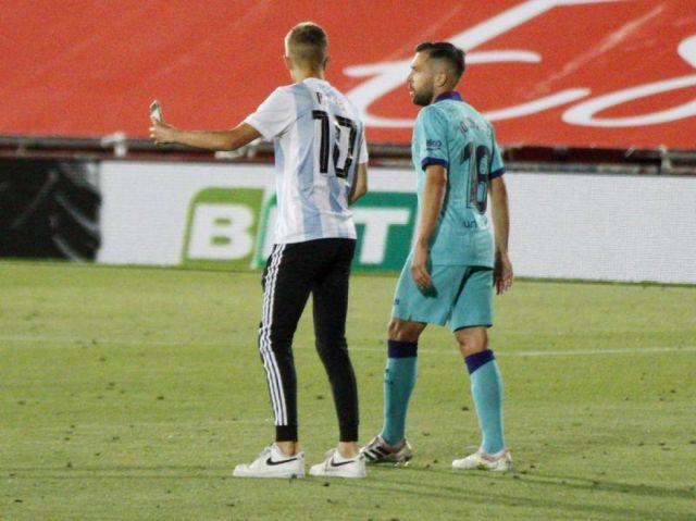Un fanático interrumpió el partido del Barcelona (Video)