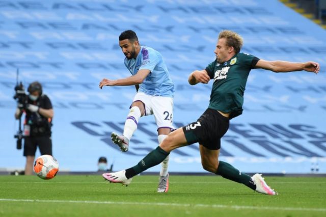 El Manchester City goleó al Burnley y postergó la consagración del Liverpool 