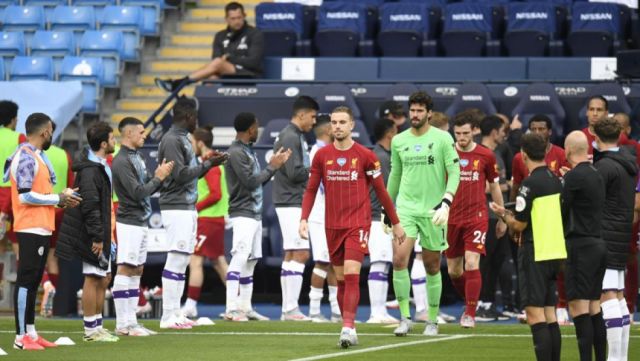 Pasillo al Liverpool y baile del Manchester