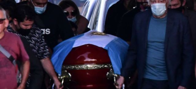 Una pequeña ceremonia familiar en el cementerio de Bella Vista, así fue el último adiós para el mítico Maradona