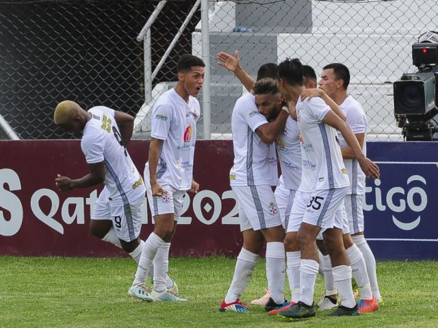 Real Santa Cruz logra un triunfo cómodo ante Aurora 