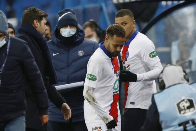 Neymar se retiró lesionado y es duda para enfrentar al Barça