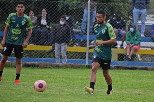 Dos futbolistas de Destroyers a prueba en Real Tomayapo