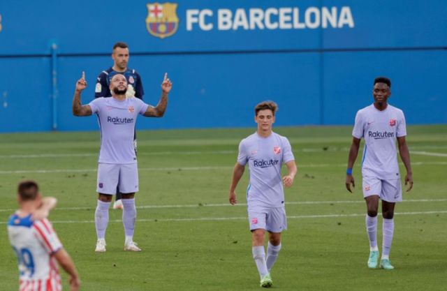 Memphis marca en su debut y el Barça doblega al Girona 