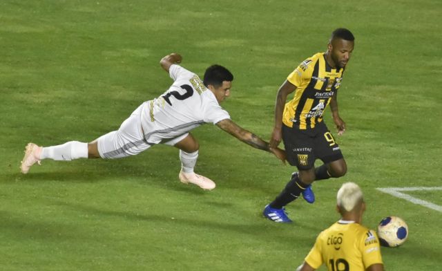 Real Santa Cruz y el Tigre en un partido con polémica en la previa 