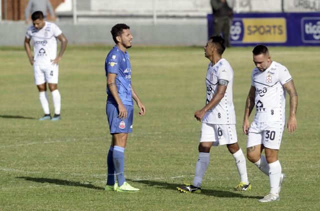 Real Santa Cruz deja ir un triunfo y se queda con un empate  