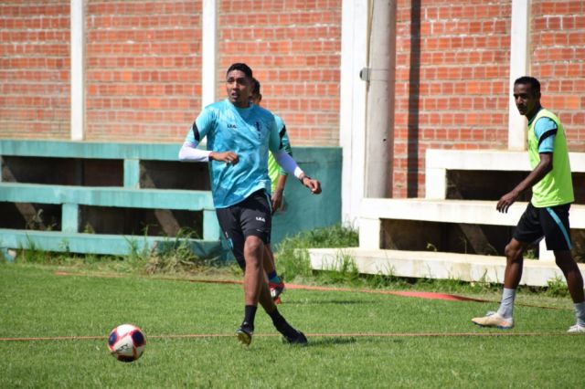 Tomayapo va por la cima del  grupo ante un Bolívar abatido 