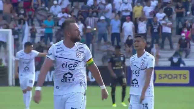 Real Santa Cruz ganó en la agonía del partido