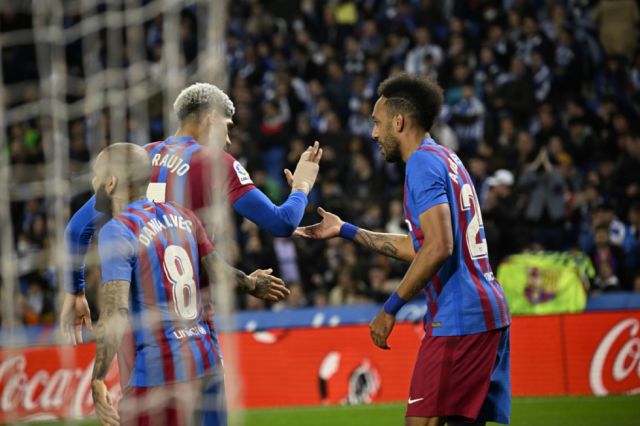 Un gol de Aubameyang salva al  Barça en una agónica batalla
