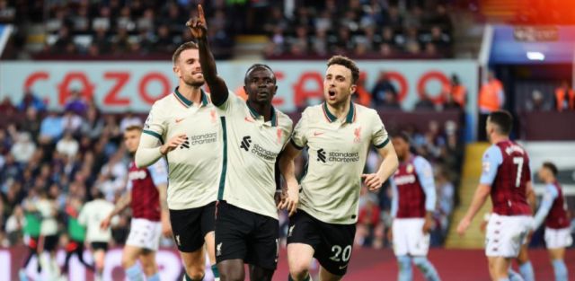 El Liverpool mantiene el pulso  al City tras ganar al Aston Villa