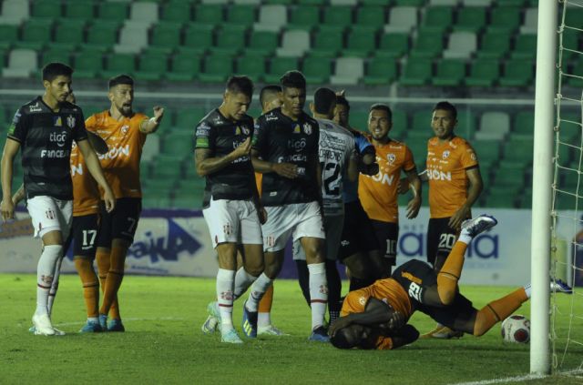 Royal Pari logra un triunfo en tiempo de adición 