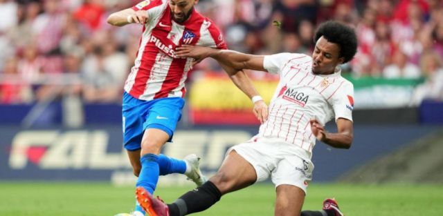 Koundé decide viajar con el Sevilla mientras se negocia