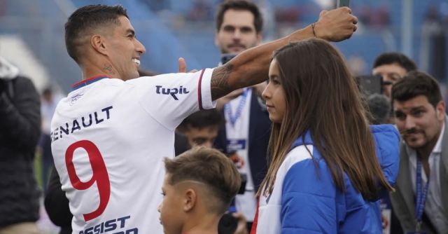 Impactante recibimiento de Suárez en Nacional de Uruguay 