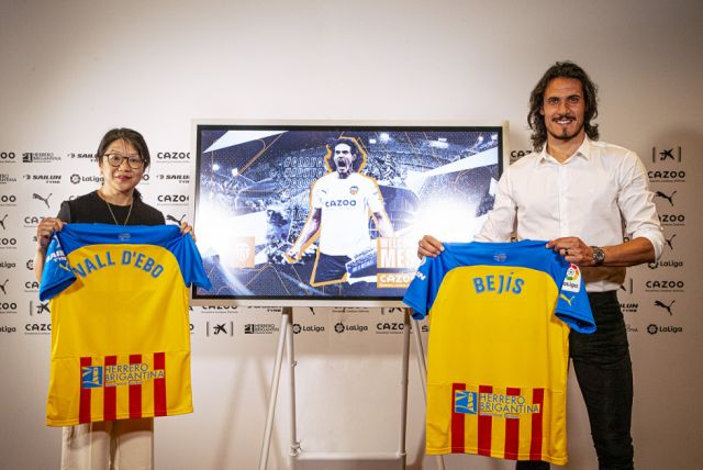 Edinson Cavani firmó con el Valencia de España 