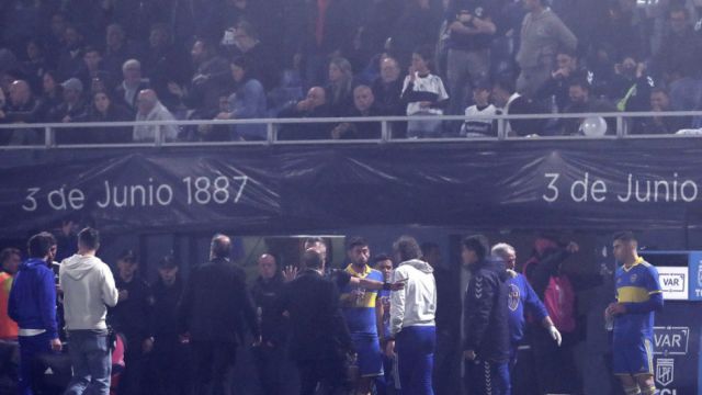 Un muerto tras violentos enfrentamientos entre la Policía e hinchas durante el partido Boca Juniors y Gimnasia La Plata en Argentina