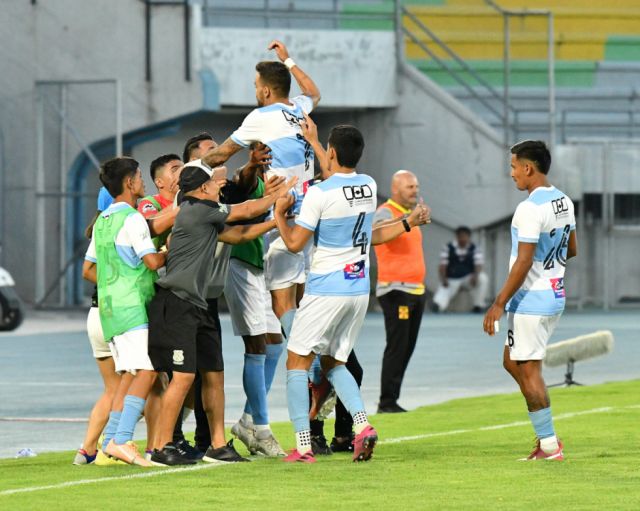 Vaca Diez pone un pie en  la final de la Simón Bolívar 