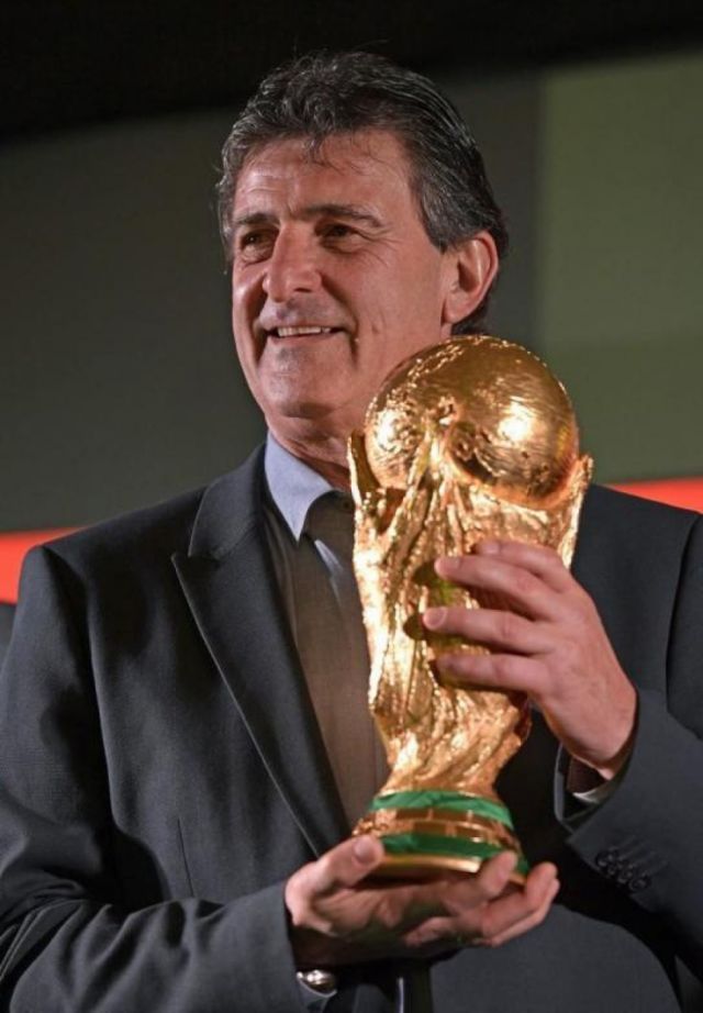 Mario Kempes dispara contra los jugadores de Argentina