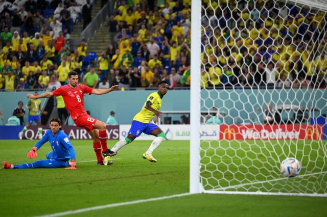 Brasil se impone ante Suiza por 1-0 y se clasifica a los octavos de final