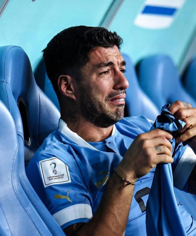El desconsolado llanto de Suárez  tras la eliminación de Uruguay