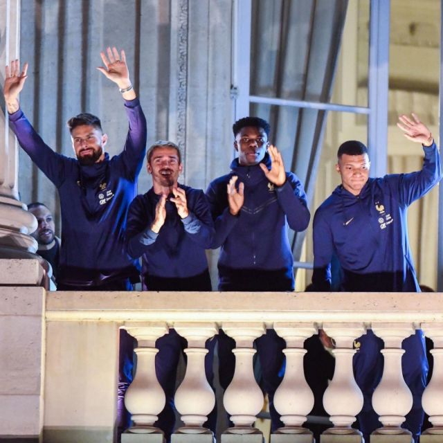 En Francia reciben con  aplausos a su Selección 