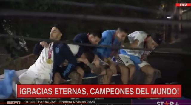 Susto: Un cable casi tumba a los referentes argentinos en pleno festejo 