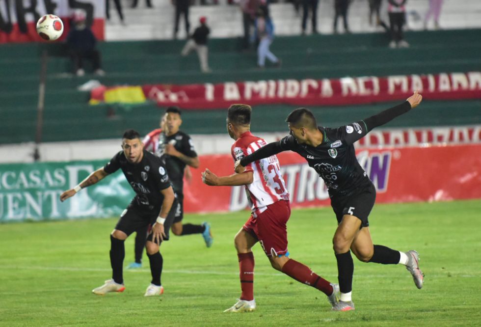 Aprueban jugar un torneo  largo de todos contra todos 