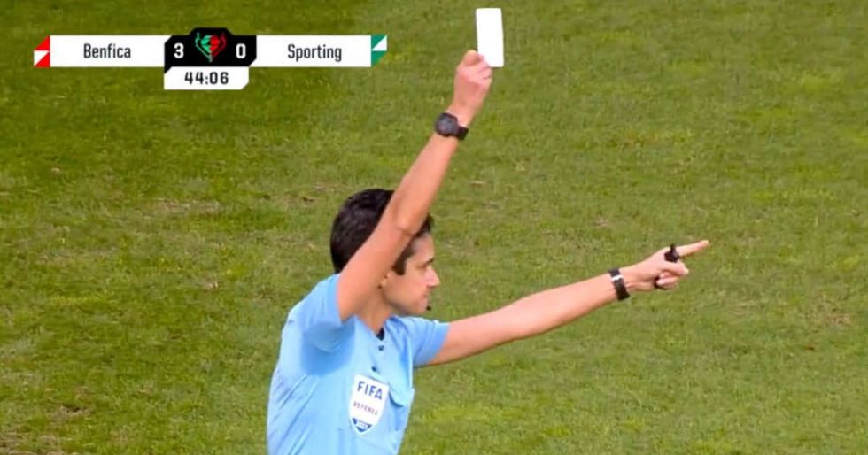 Primera tarjeta blanca en la historia del fútbol