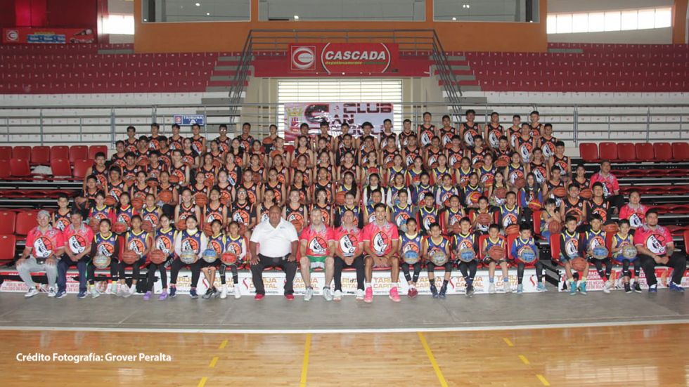 Un centenar de basquetbolistas junto a Nanco en el campus de San Roque