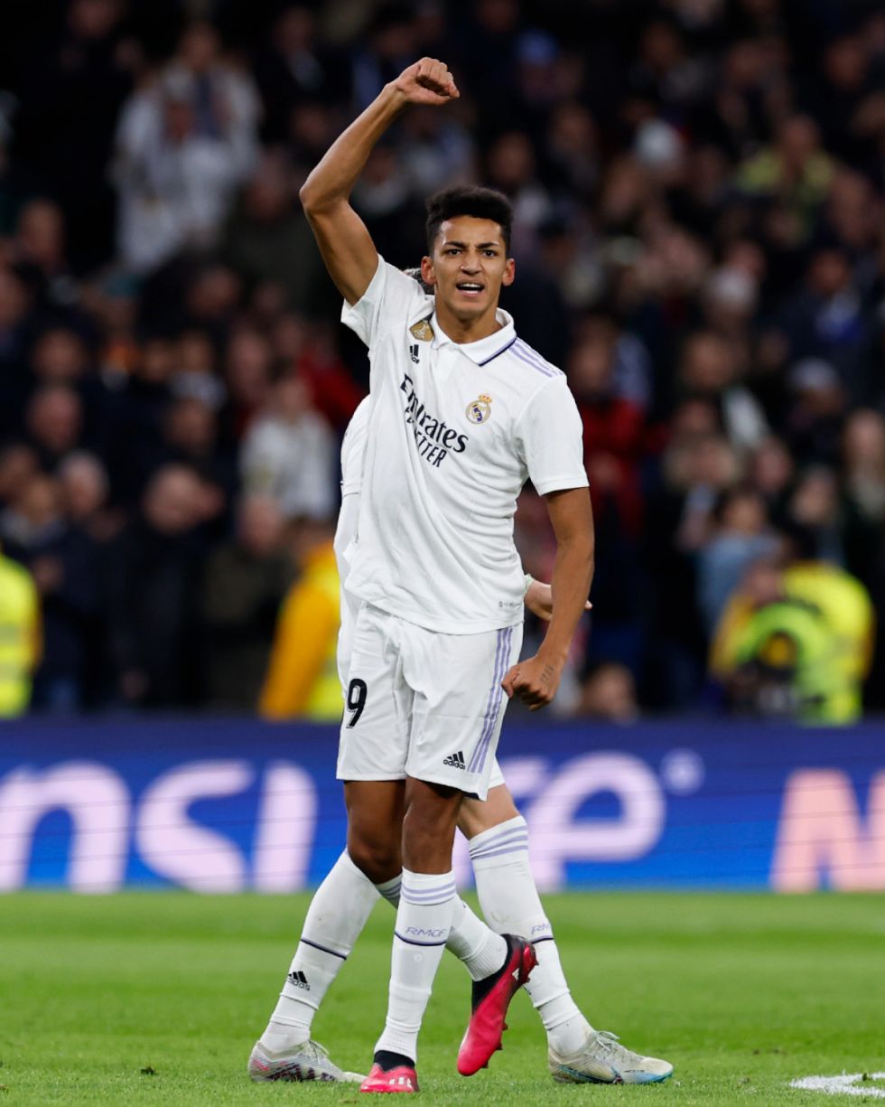 El Atlético aleja al Real Madrid  del título de la Liga española 