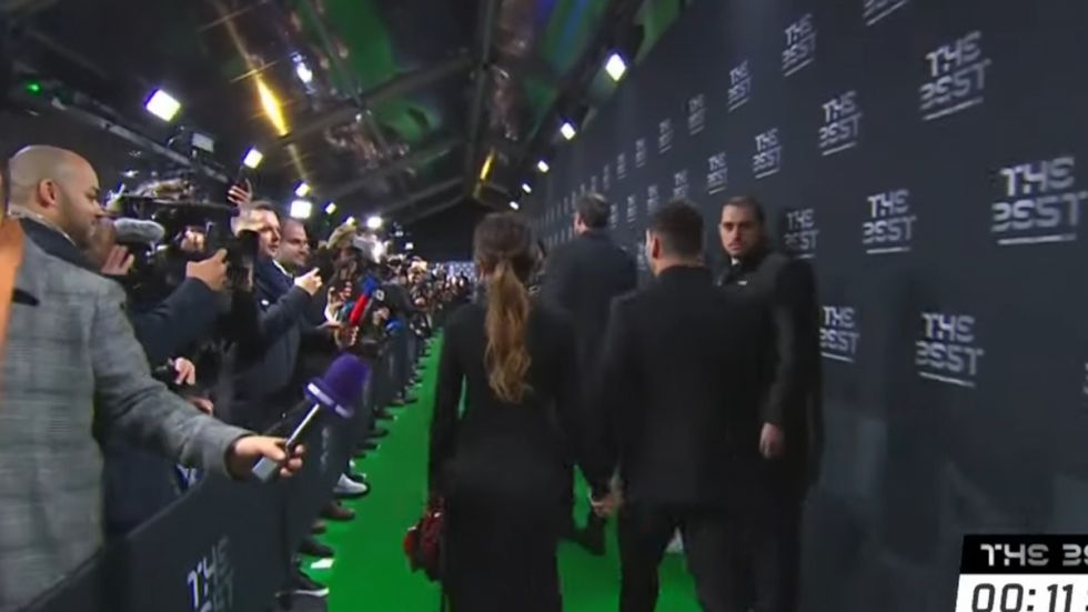 Así llegó Messi junto a Antonella a los The Best