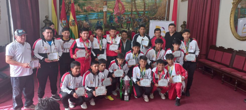 La Sub-15 de Tarija recibe un reconocimiento tras consagrarse campeón nacional