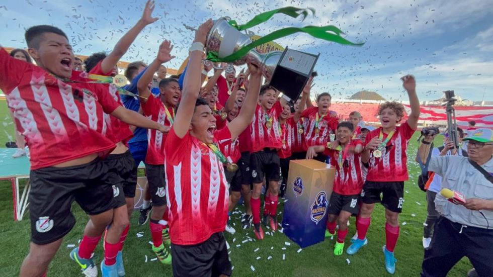 FBF premia al entrenador Horacio Pacheco con un curso FIFA 