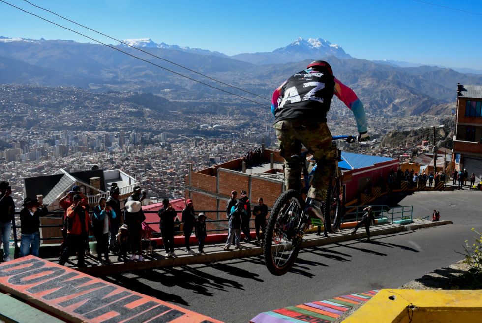Los impresionantes saltos temerarios de un ciclista durante la prueba Challenger Down Hill 4000 (Video)