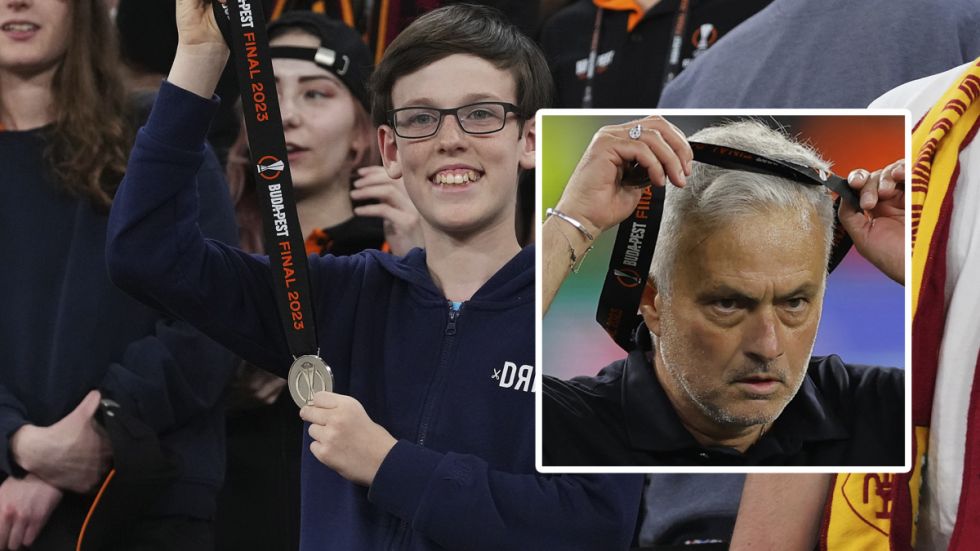 Mourinho regaló su medalla de subcampeón a un niño de la tribuna (VIDEO)