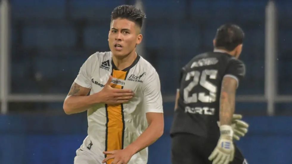 El yacuibeño Sotomayor y un jugador de Tomayapo a la sub-23
