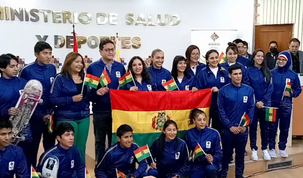 Deportistas que participarán en Juegos Suramericanos de Playa Santa Marta reciben la Bandera Nacional