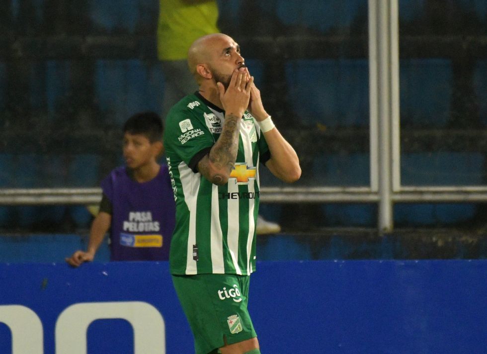 Oriente Petrolero sale de la  zona del descenso directo 