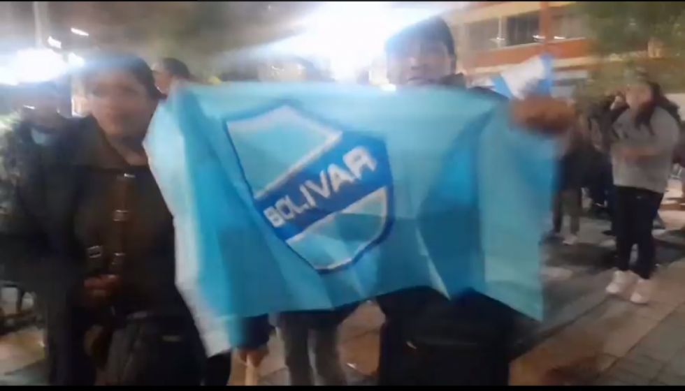 Fiesta en La Paz: Hinchas de Bolívar salen al Prado para celebrar la clasificación 