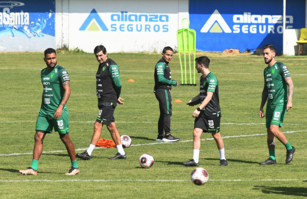 Costas espera a los “legionarios” para definir el once titular 