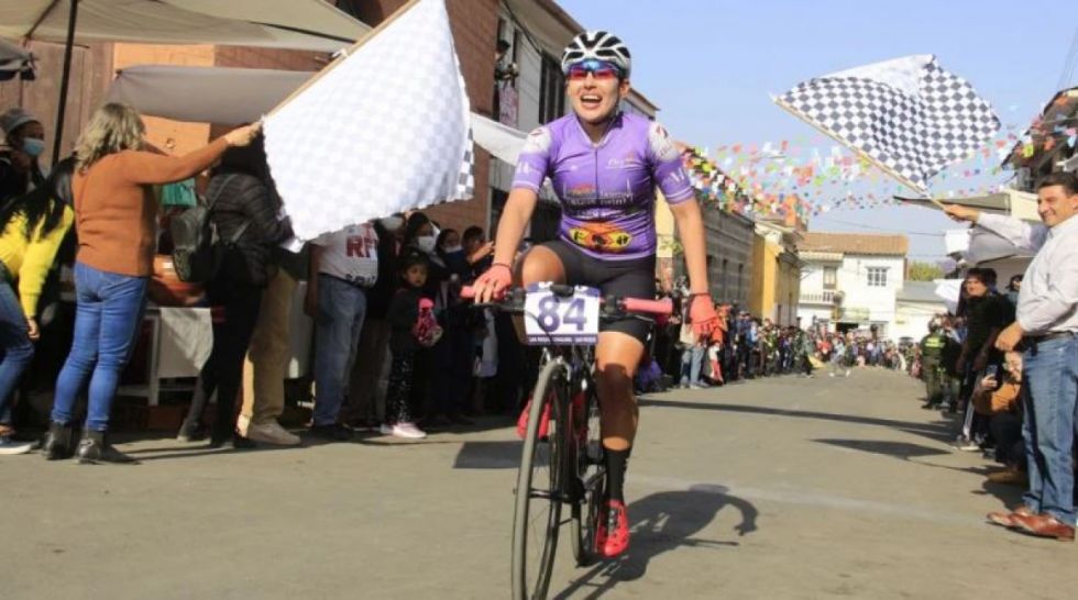 Triunfo imparable de Elizabeth Vásquez en la competencia ciclística  San Roque-Chaguaya