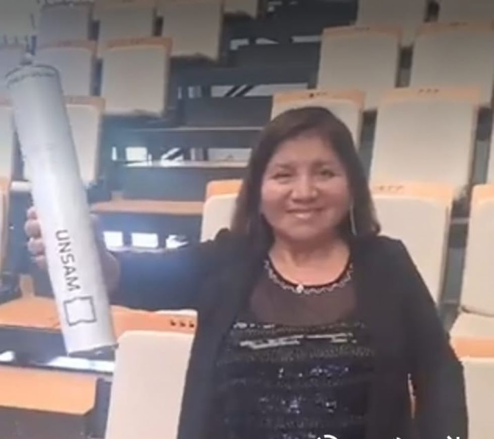 Lucy, la boliviana que hace 10 años inició la primaria en Argentina y hoy es Licenciada (Video)