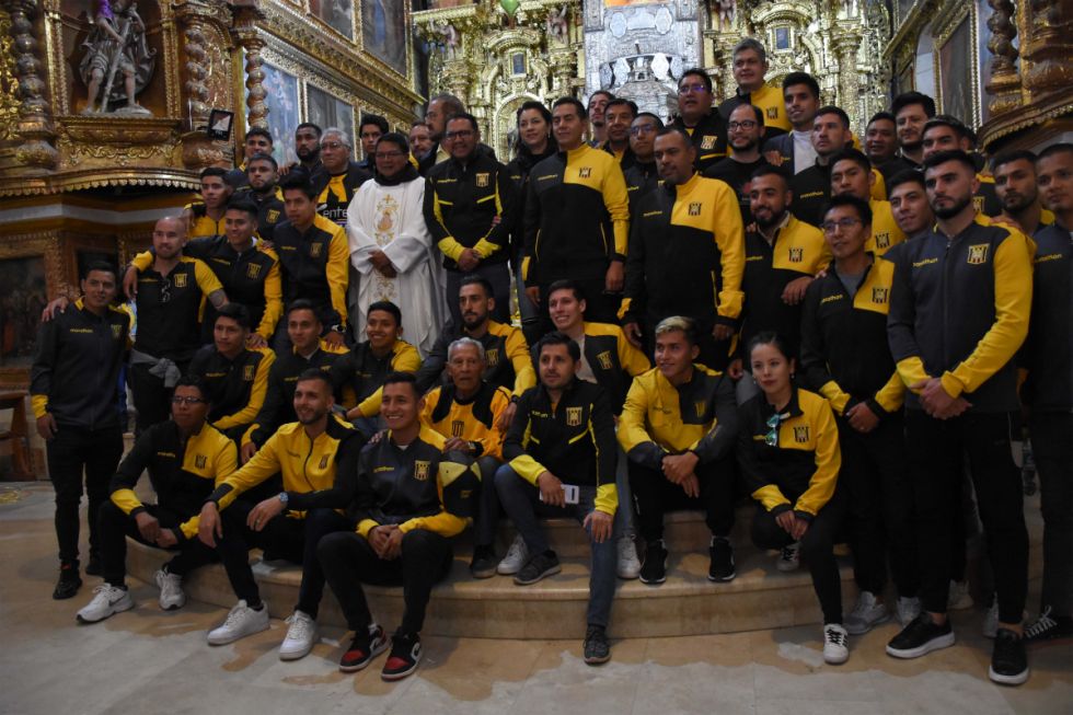 Plantel de The Strongest visitó el santuario de Copacabana