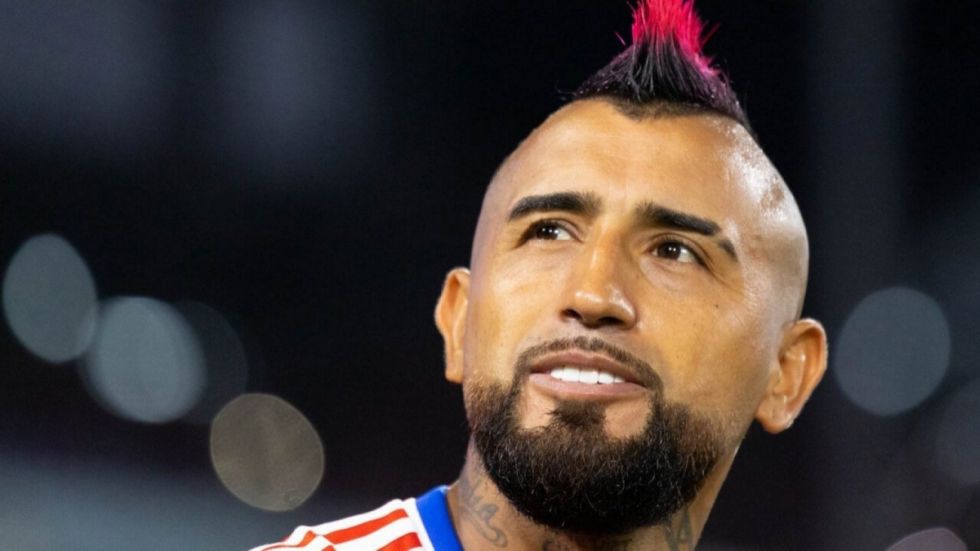 Guiño de Arturo Vidal a su futuro con el outfit que usó para recibir el año