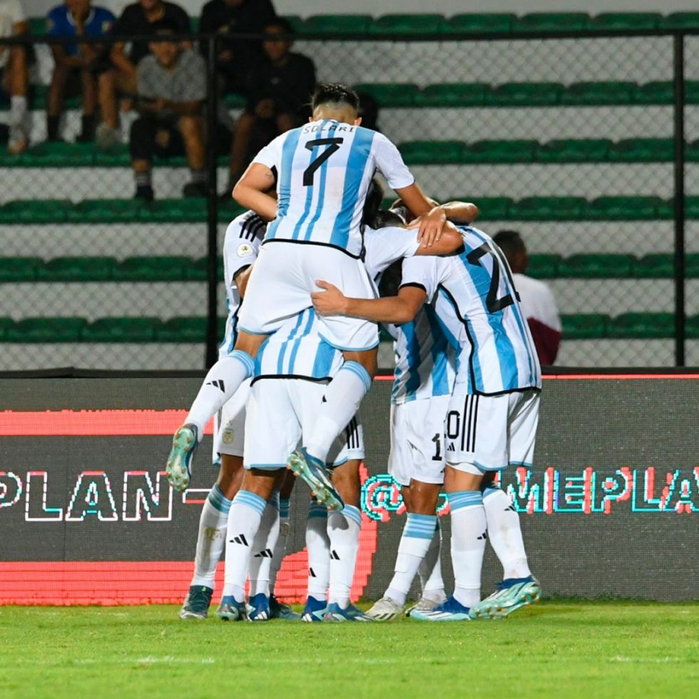 Argentina goleó a Chile y avanzó a la fase final del Preolímpico