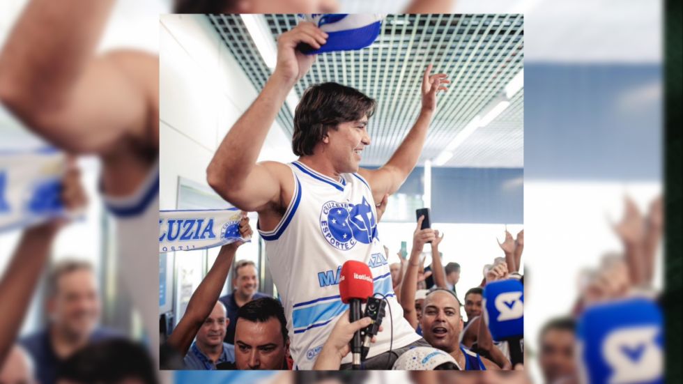 Recibido en andas: Martins llegó a Belo Horizonte para sumarse a Cruzeiro (VIDEO)