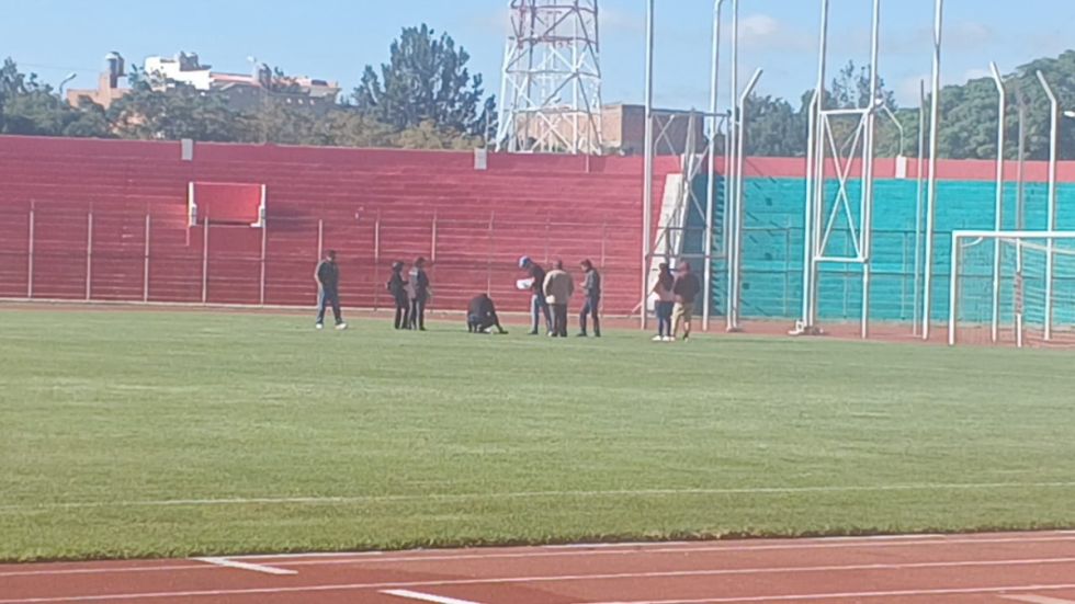 Inició la inspección al césped del IV Centenario