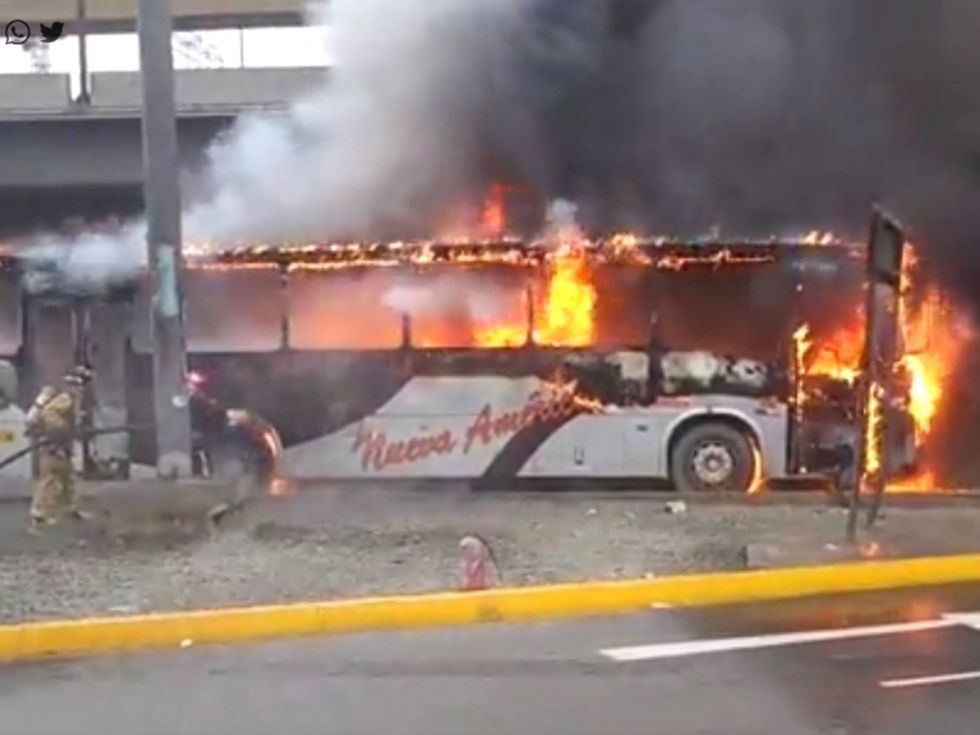 Un micro lleno de hinchas de River se prendió fuego cuando iba al Monumental (Video)
