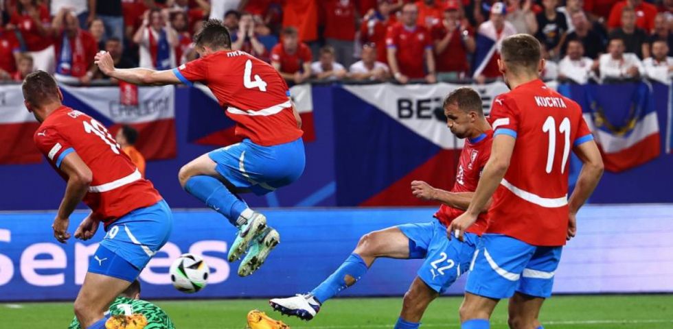 Pelea y récord de tarjetas en la historia de la Eurocopa durante el República Checa – Turquía