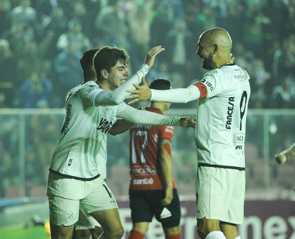 Oriente Petrolero asalta la punta con un “póker” de triunfos 
