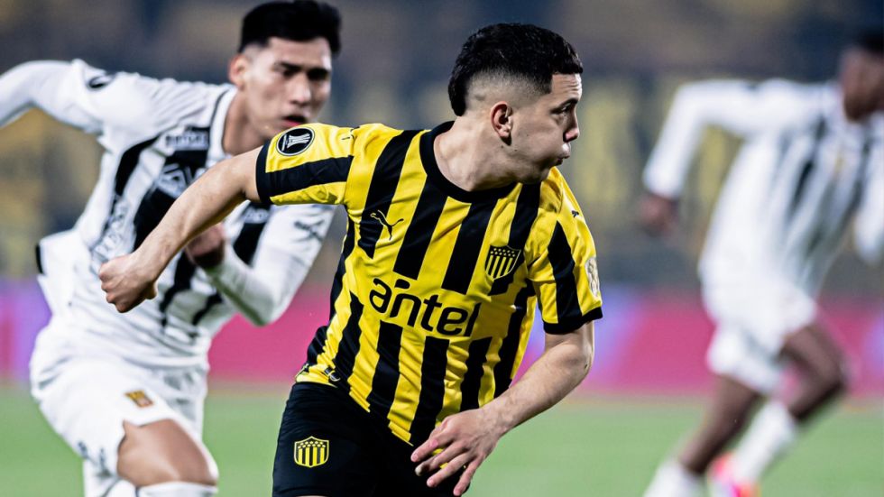 Peñarol goleó a The Strongest por la ida de los octavos de final 